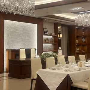 シャンデリアがついている綺麗めの披露宴会場でした。