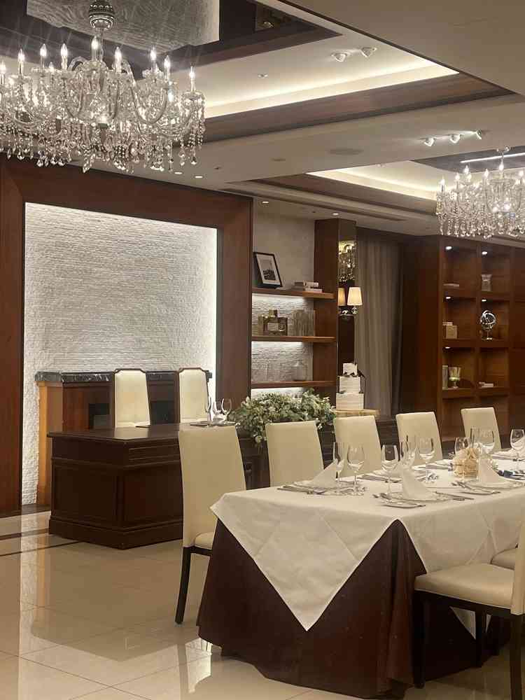 シャンデリアがついている綺麗めの披露宴会場でした。