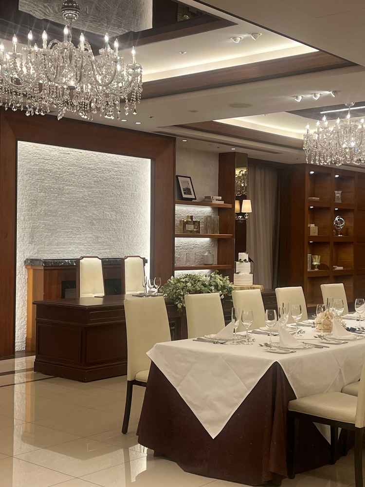 シャンデリアがついている綺麗めの披露宴会場でした。