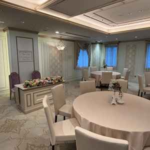 披露宴会場。カラフルながらも落ち着いた色合いで祝いの席として相応しい装飾でした。