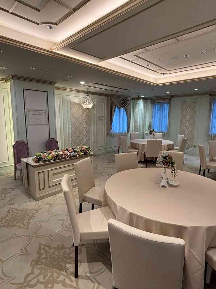 披露宴会場。カラフルながらも落ち着いた色合いで祝いの席として相応しい装飾でした。