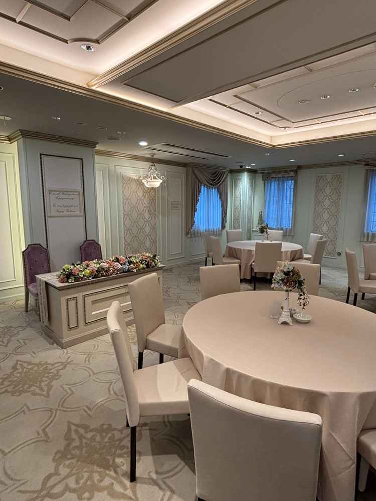 披露宴会場。カラフルながらも落ち着いた色合いで祝いの席として相応しい装飾でした。