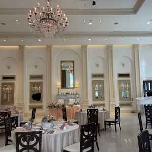 披露宴会場。白をベースにしながら、テーブルクロスやお花で好みにアレンジ出来ます。