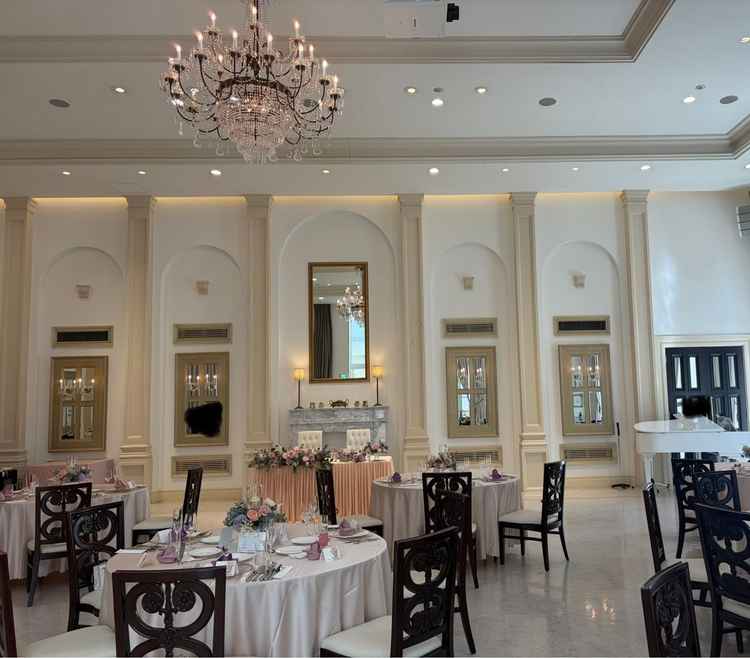 披露宴会場。白をベースにしながら、テーブルクロスやお花で好みにアレンジ出来ます。