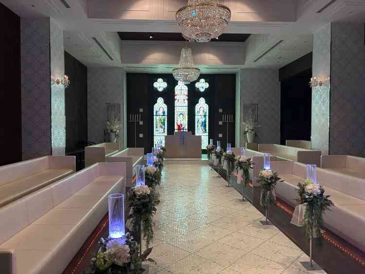 挙式会場。対面式の席で人前式にぴったりでした。ステンドグラスは扉で閉めることもできますが素敵でした。