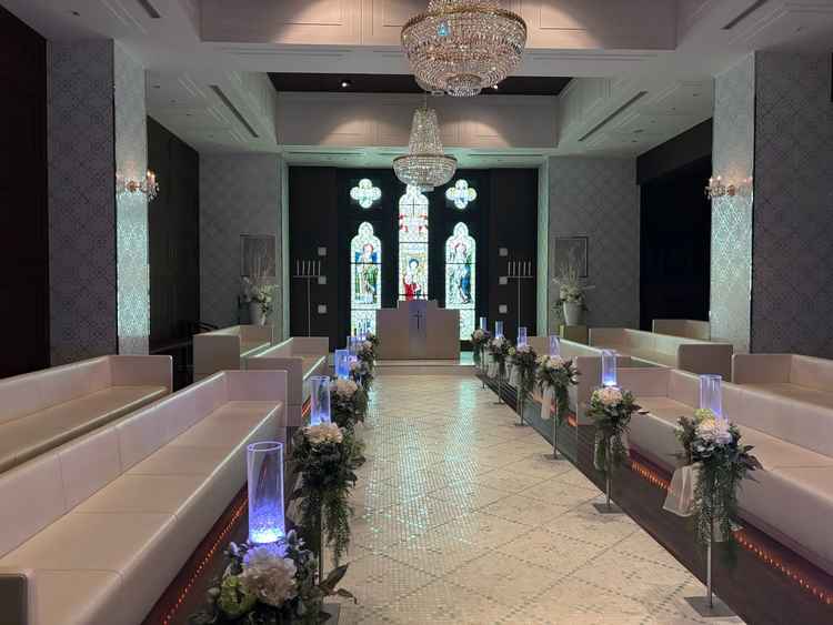 挙式会場。対面式の席で人前式にぴったりでした。ステンドグラスは扉で閉めることもできますが素敵でした。