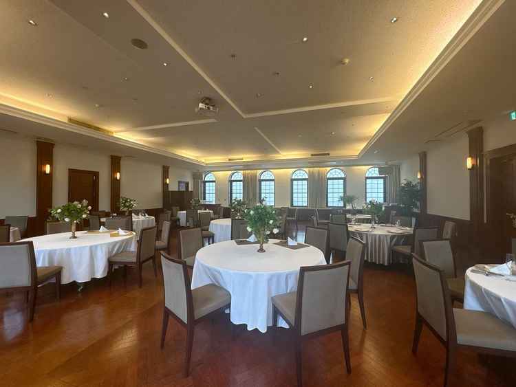 広い会場、高砂側からの写真。結構人数入りそうです。