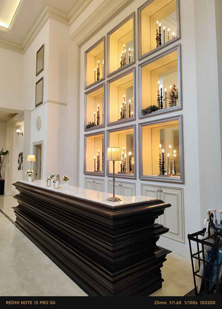 おしゃれな受付コーナー！キャンドルが綺麗で広々してて清潔な印象を受けました。