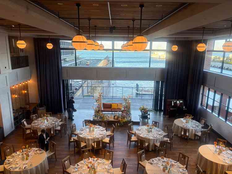 披露宴会場。海がすぐ近くに見え、テラスのドアを開けると開放的であった。床が茶色なので全体的にナチュラ