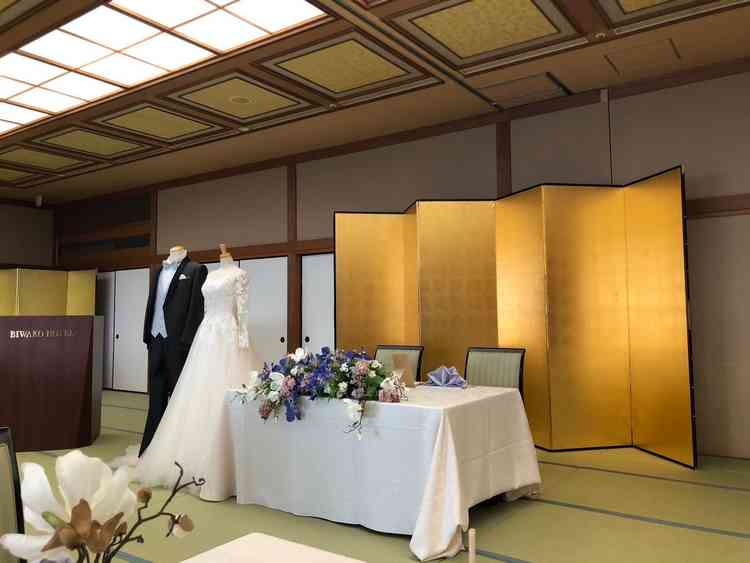 和の雰囲気の会場。畳で靴を脱いで過ごせるのでリラックスできました。琵琶湖の景色が遠いのは少し残念です