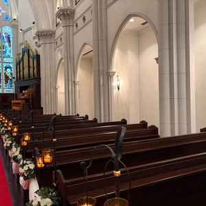 参列者用の椅子と通路です。かなり通路幅が広がったです。