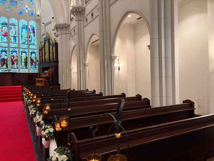 参列者用の椅子と通路です。かなり通路幅が広がったです。