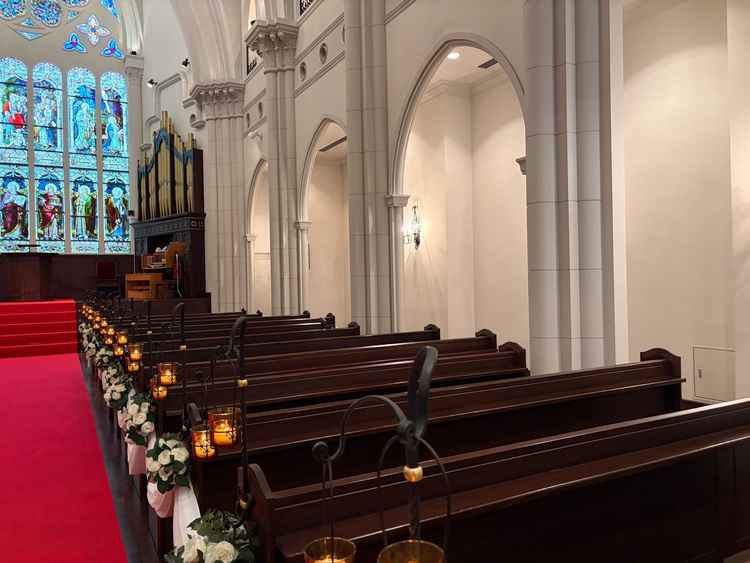 参列者用の椅子と通路です。かなり通路幅が広がったです。