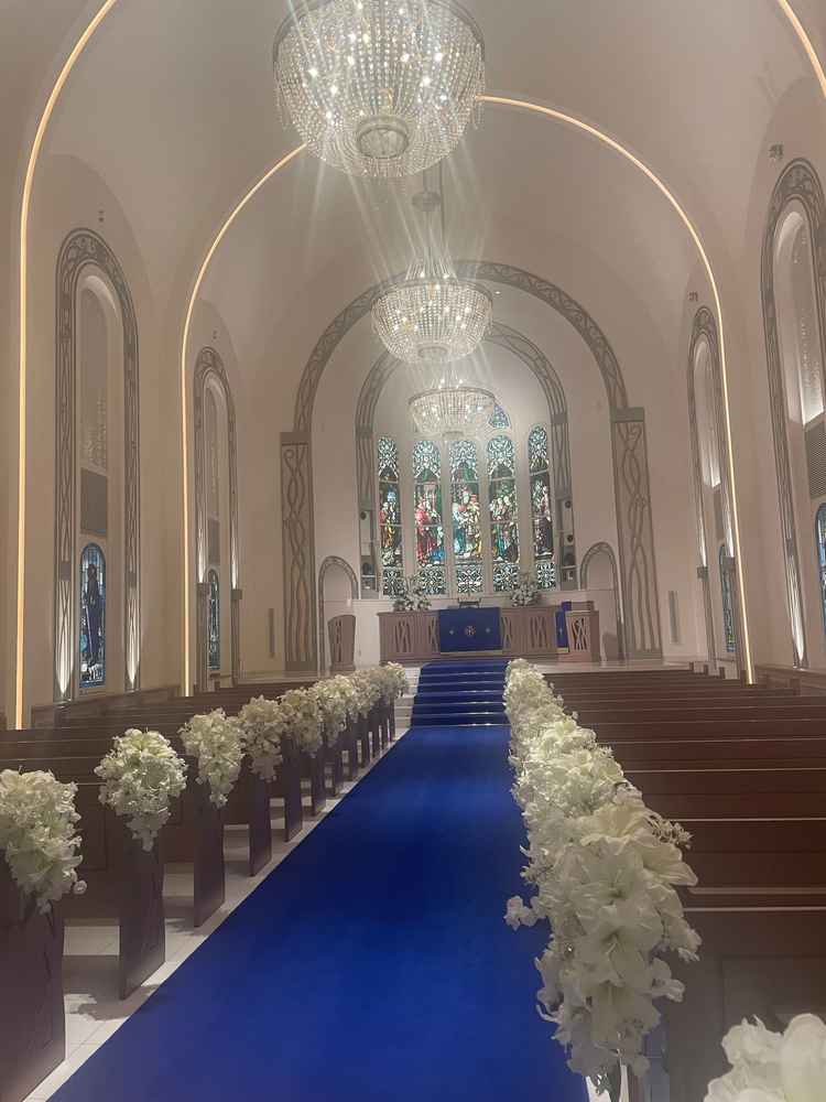 青色のバージンロードが綺麗。