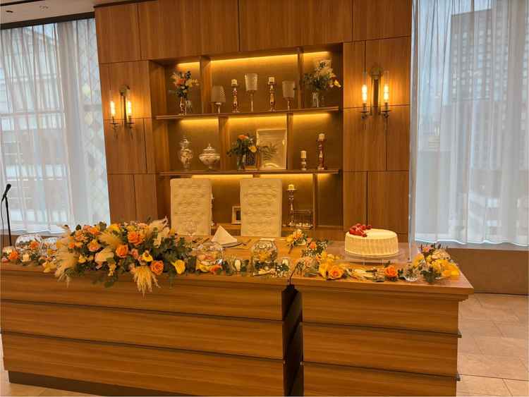 新郎新婦の席は可愛らしいお花で装飾されており、写真映えしそうな感じでした。