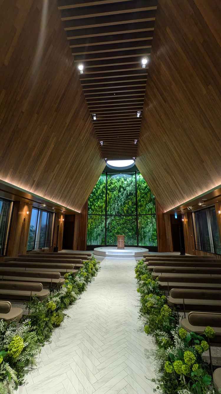 天井が高く開放感があり、グリーンも素敵な挙式会場の写真。