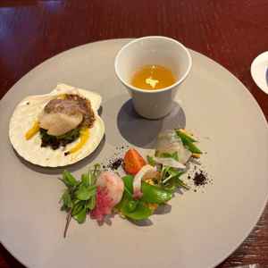 お料理の写真。前菜とスープ等。おいしかったです。