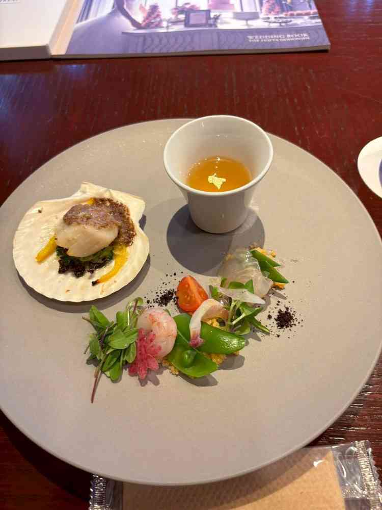 お料理の写真。前菜とスープ等。おいしかったです。