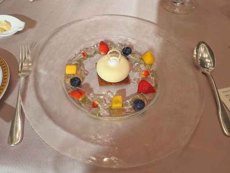 リングピローがモチーフの可愛いデザート。周りにあしらったミントのゼリーも爽やかで美味しかったです。