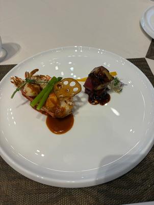 試食した肉料理。エビと牛肉、フォアグラ。
