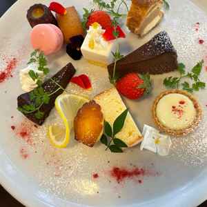 デザートブュッフェの一部を試食しました。