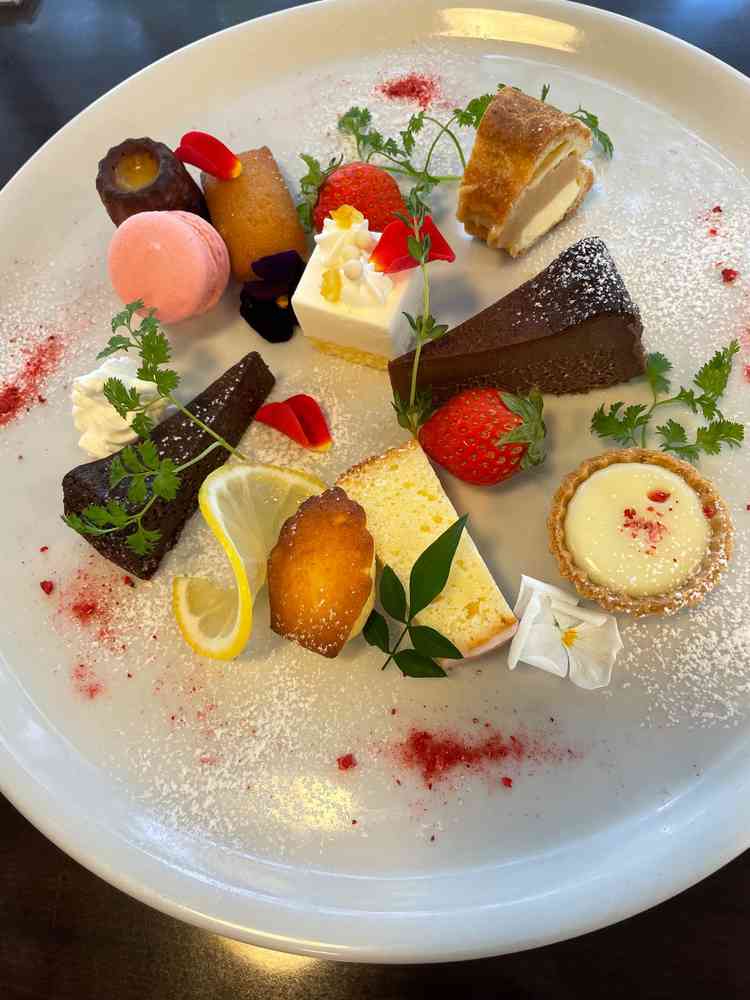 デザートブュッフェの一部を試食しました。