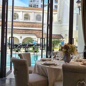 披露宴会場から、外のプールも見れるし、横浜の感じも味わえます