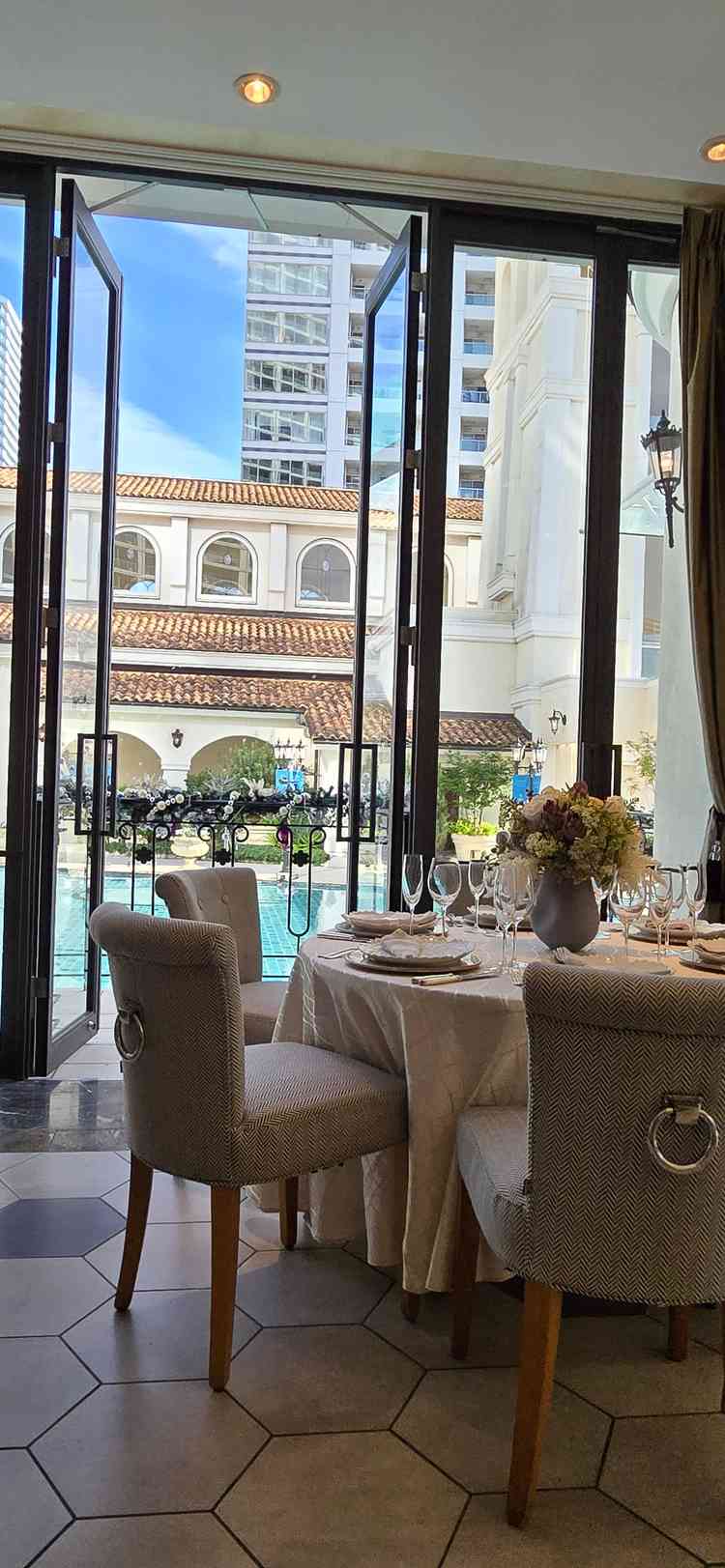 披露宴会場から、外のプールも見れるし、横浜の感じも味わえます