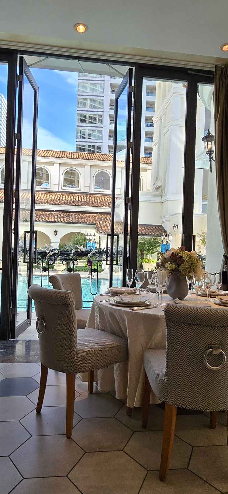 披露宴会場から、外のプールも見れるし、横浜の感じも味わえます