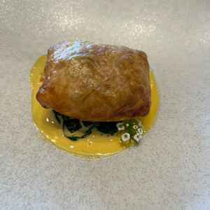 人気のお魚料理。パイ包の下はウニの濃厚ソース！絶品でした。