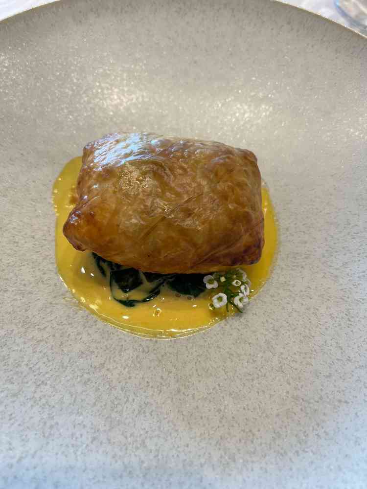 人気のお魚料理。パイ包の下はウニの濃厚ソース！絶品でした。