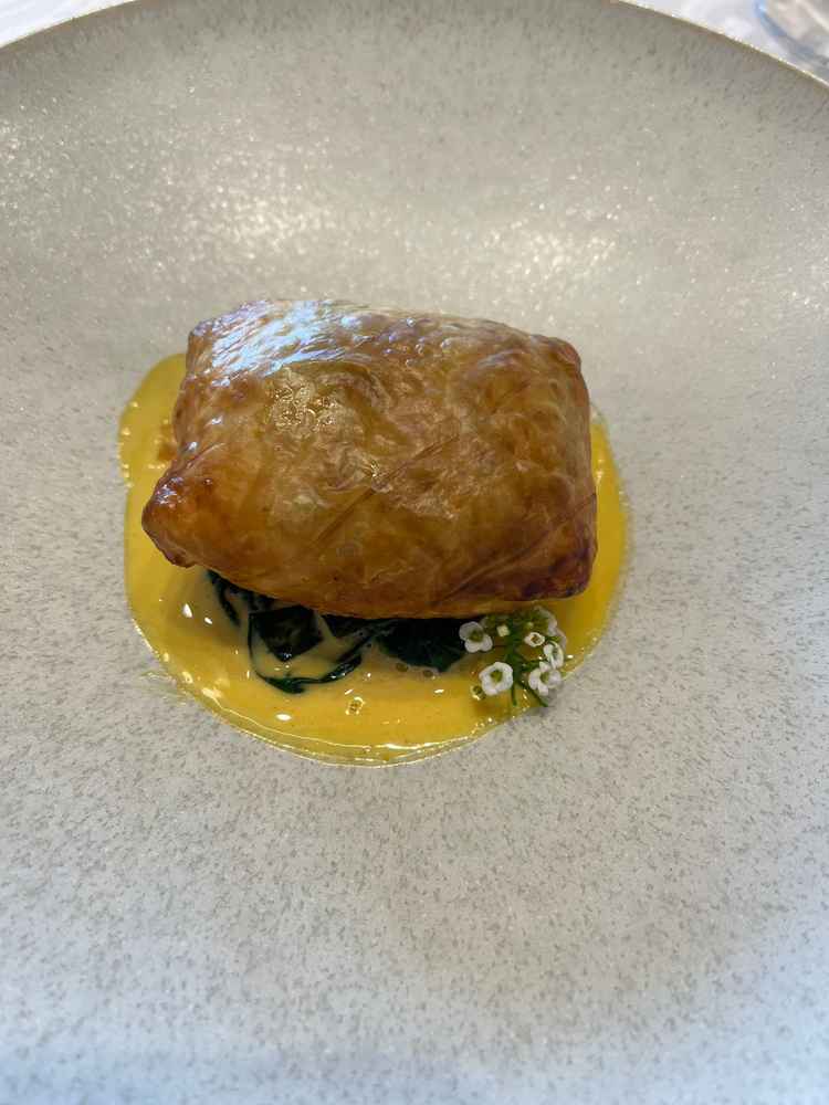 人気のお魚料理。パイ包の下はウニの濃厚ソース！絶品でした。