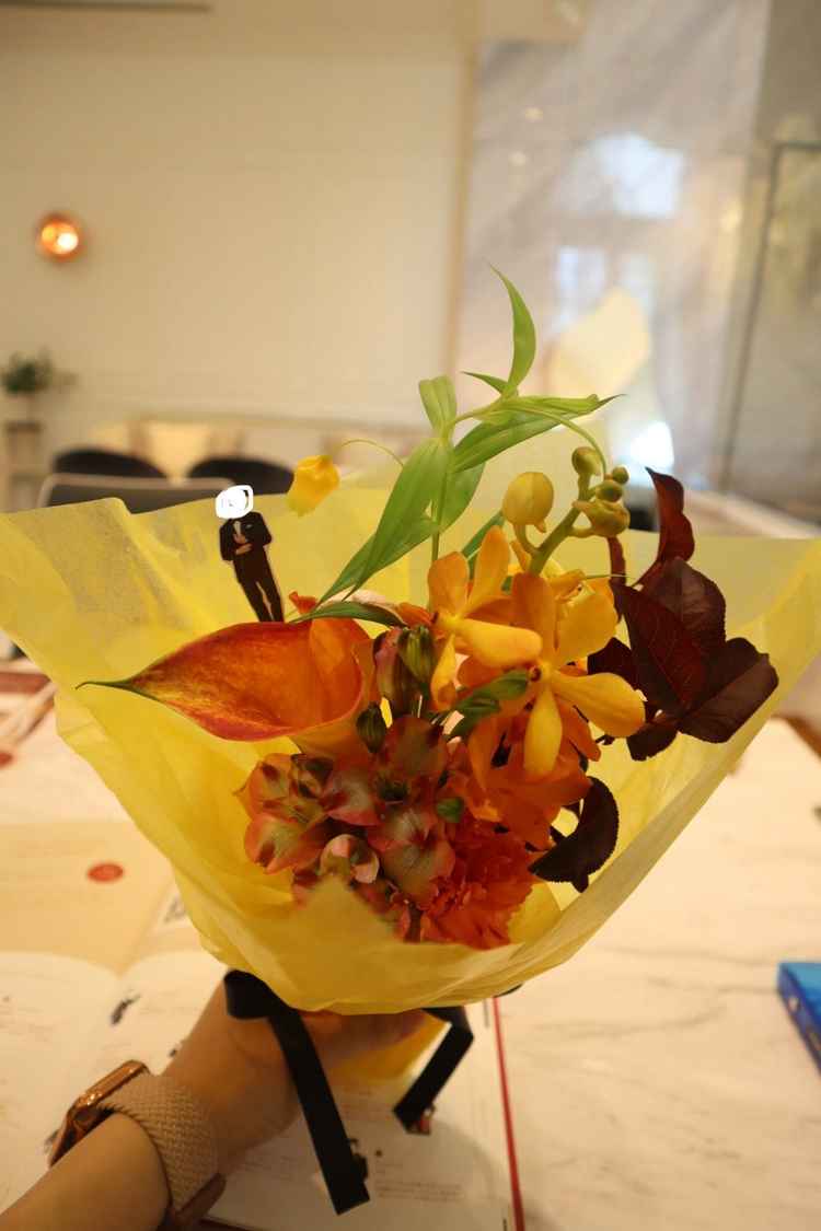 階段を降りる際に花束をプレゼントしていただいたのですが、好きなアイドルも一緒に入っていて嬉しかった！