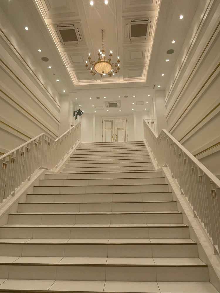 全人が映る鏡を見ながら、ゲストの皆様に祝福される階段。当日のイメージがとても湧いた。