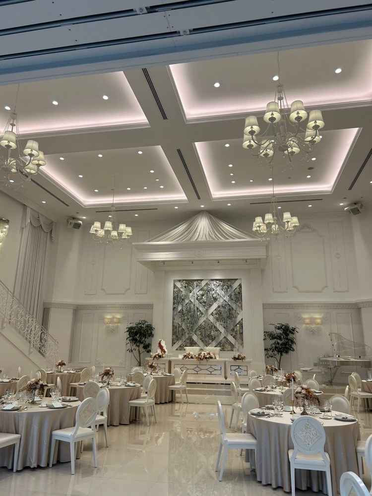 披露宴会場は天井が高く、階段があるのがとても良かったです。