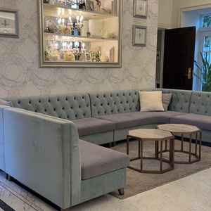 ロビーです。白が基調となっていますがソファのアクセントカラーが可愛いです。