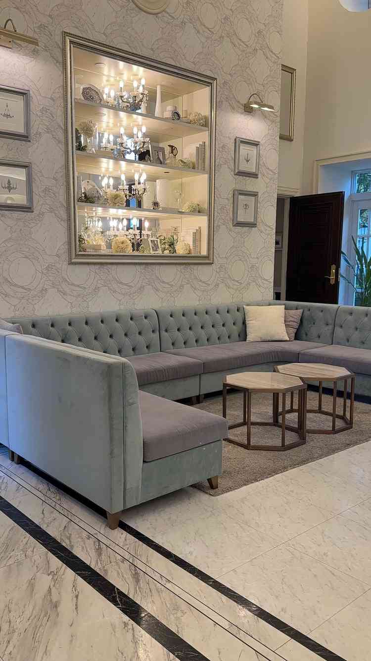 ロビーです。白が基調となっていますがソファのアクセントカラーが可愛いです。