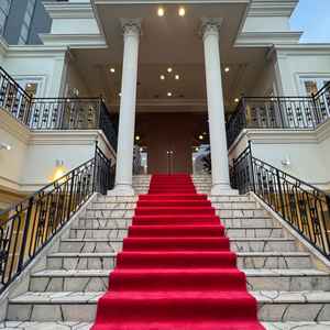 チャペル前の階段。フラワーシャワーができると良さそう。