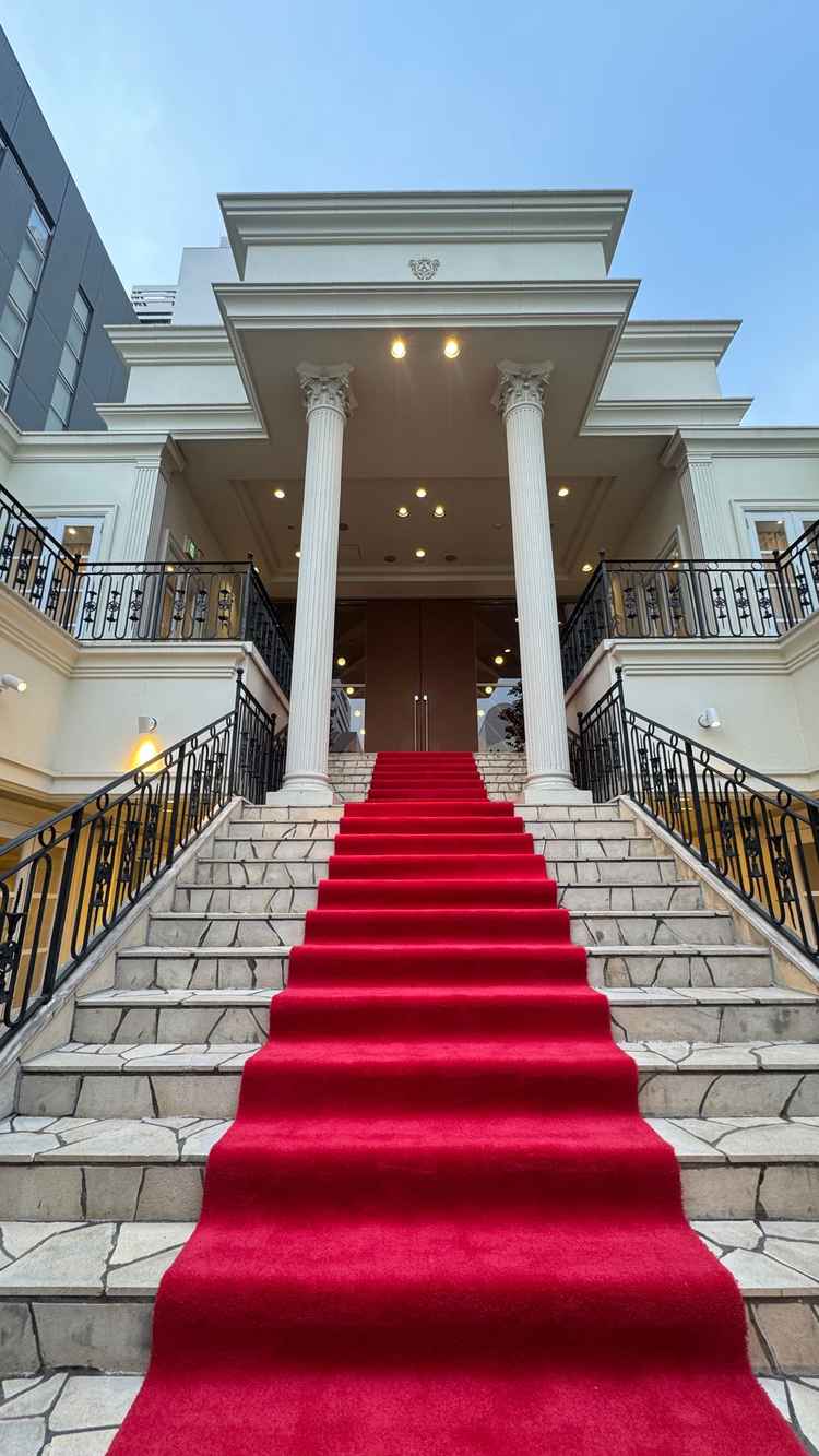 チャペル前の階段。フラワーシャワーができると良さそう。