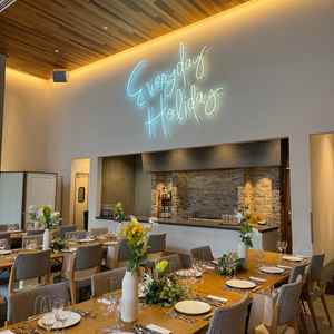 披露宴会場のバーカウンター。基本はスタッフの方が運んでくれますが、ゲストが立ち飲みのようにも使えます