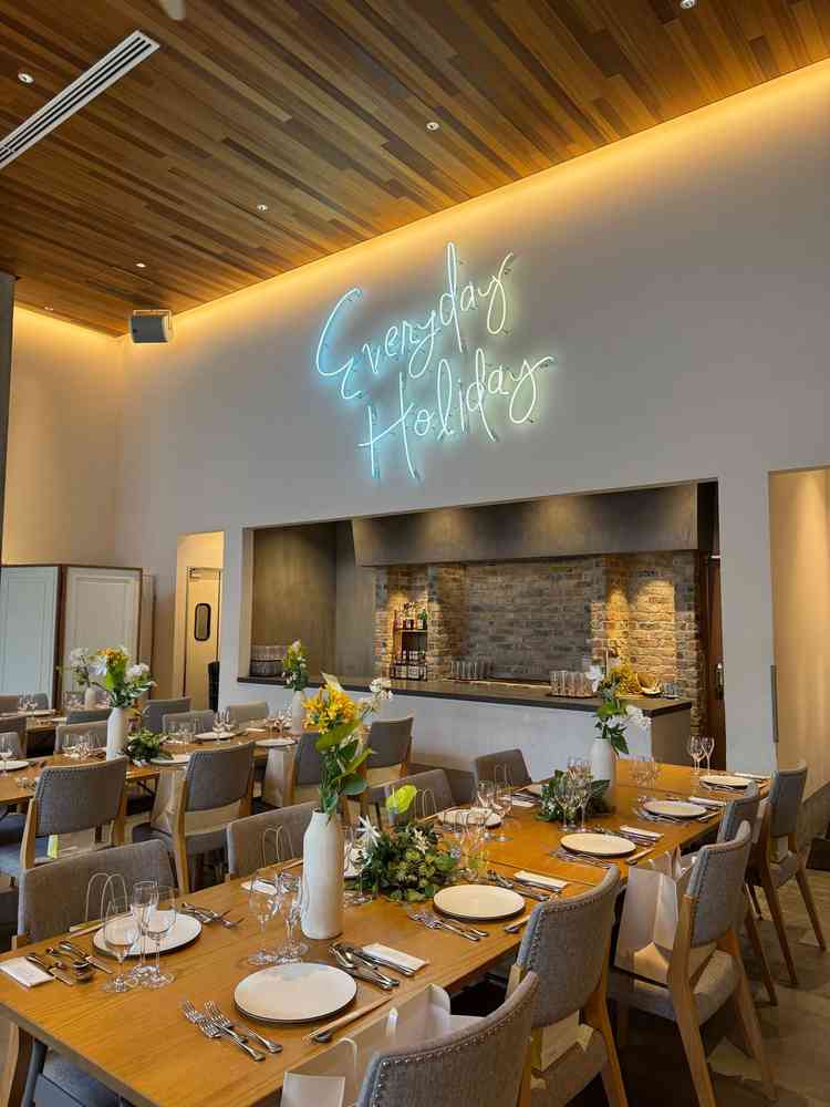 披露宴会場のバーカウンター。基本はスタッフの方が運んでくれますが、ゲストが立ち飲みのようにも使えます