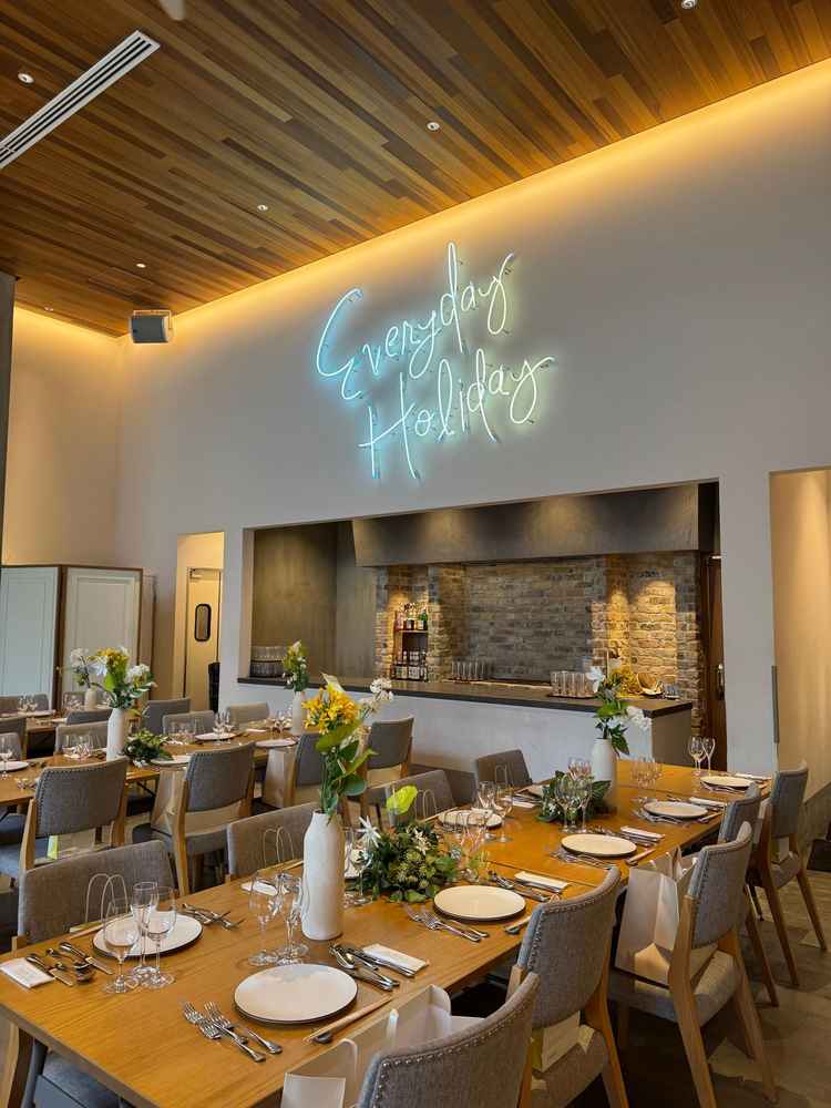 披露宴会場のバーカウンター。基本はスタッフの方が運んでくれますが、ゲストが立ち飲みのようにも使えます