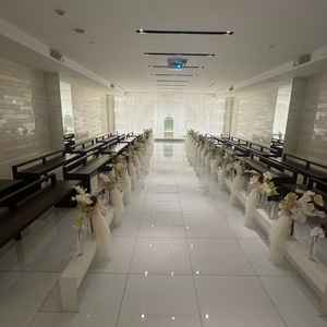 チャペルの全体　キラキラしていてドレスがとても映えそうだと感じました。横向きの椅子も珍しい