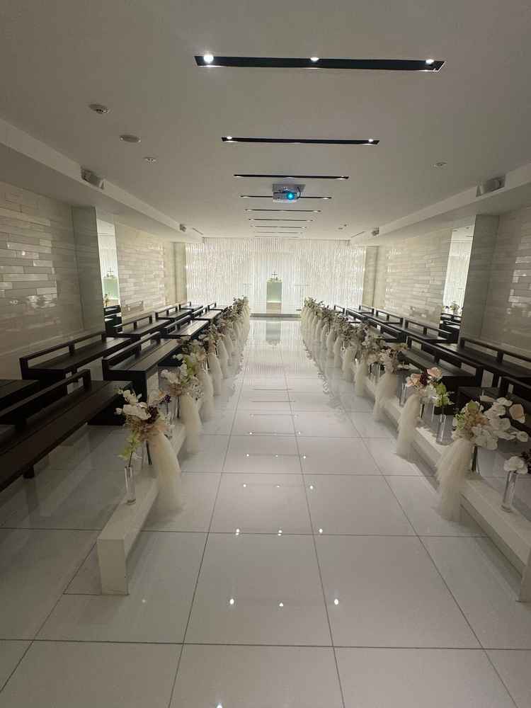 チャペルの全体　キラキラしていてドレスがとても映えそうだと感じました。横向きの椅子も珍しい