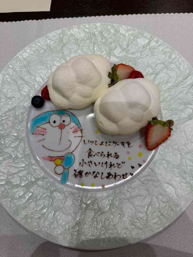 パティシエの方がプレートアートをして下さり感動しました。気持ちが伝わるひと皿でした。