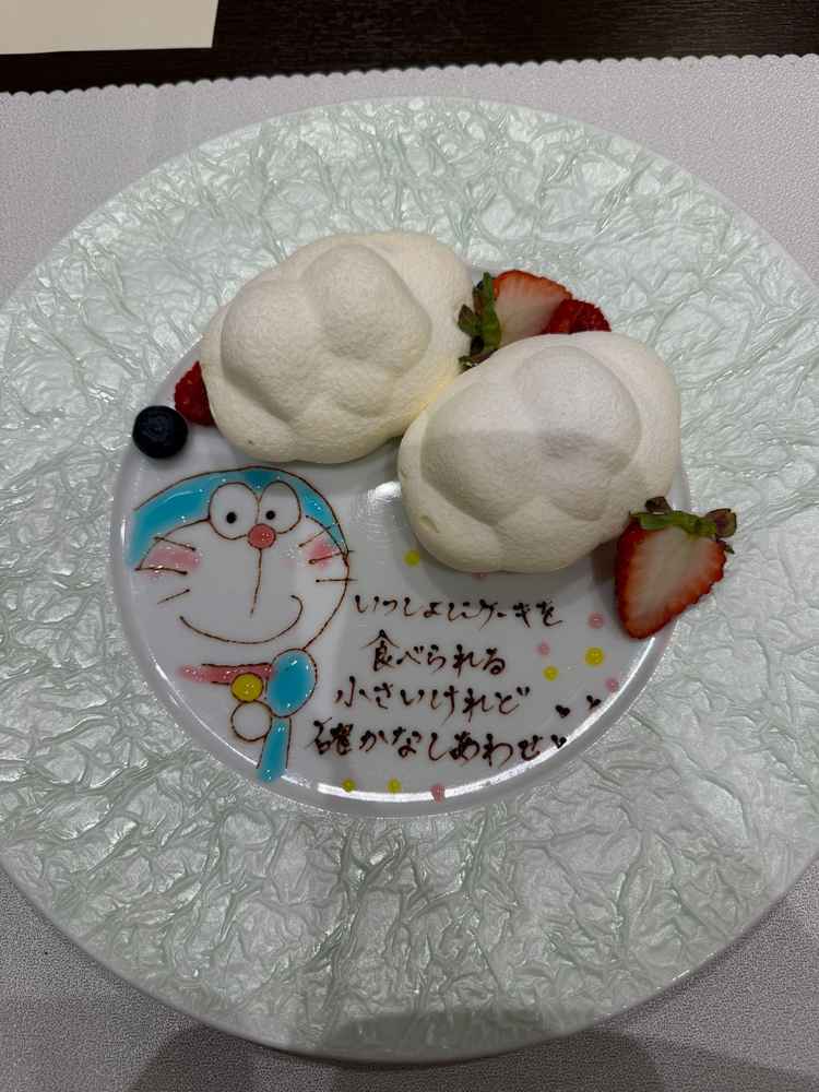 パティシエの方がプレートアートをして下さり感動しました。気持ちが伝わるひと皿でした。