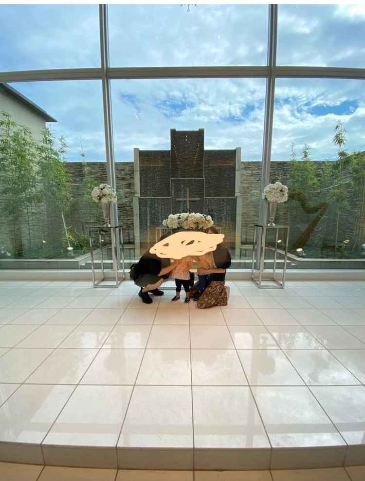 大きな窓から青空と緑が見えて、明るく開放的なチャペルでした。家族で並んだ姿も想像できて、素敵でした。