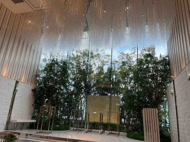 チャペル　天井が高く開放感がある