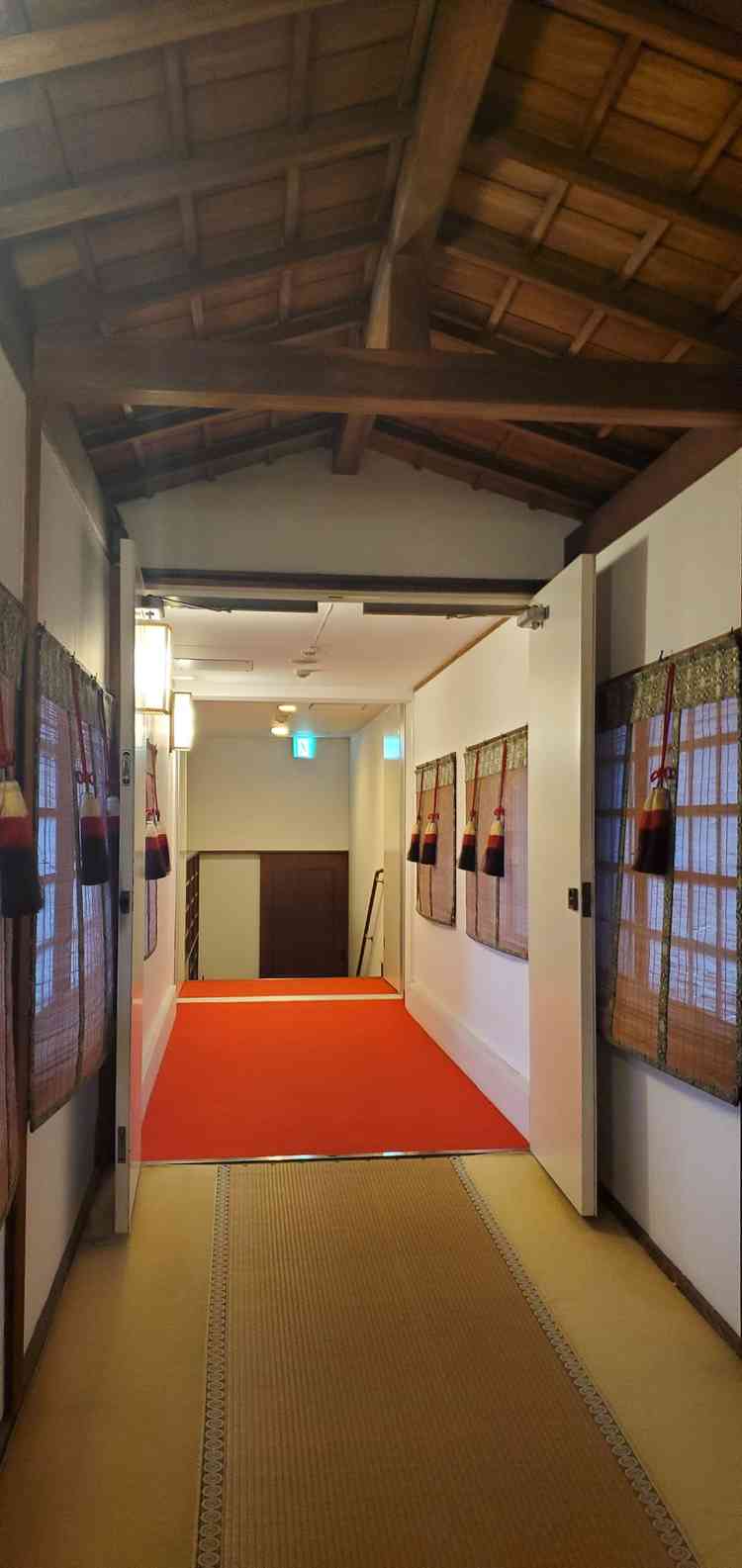 天気の悪い日には室内から廊下を渡り神殿へ！天気、季節による制約がなくなるのが嬉しいです。