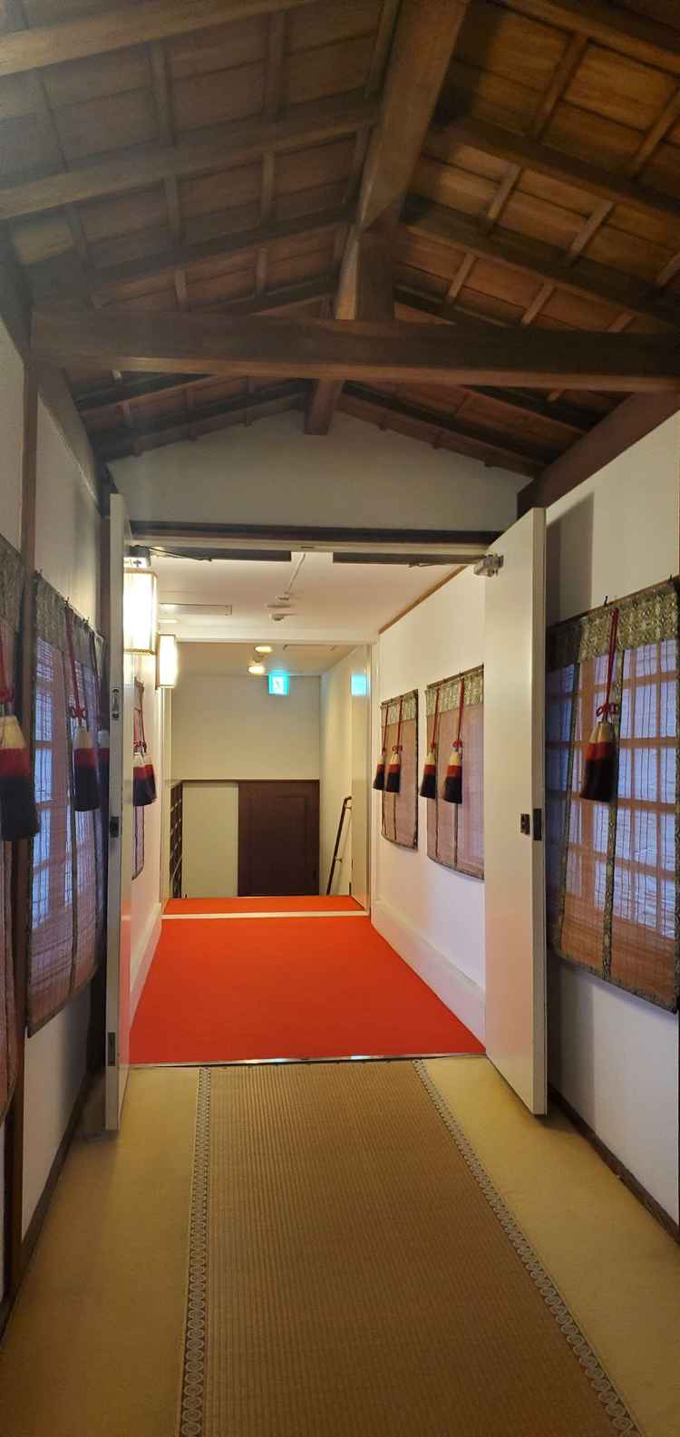 天気の悪い日には室内から廊下を渡り神殿へ！天気、季節による制約がなくなるのが嬉しいです。